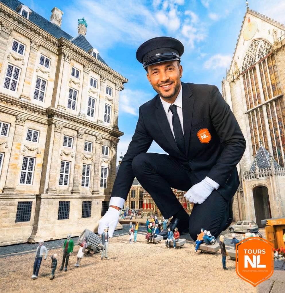 مرشد سياحي وسائق خاص من Toursnl في ساحة الدام بأمستردام، جاهزان لاستقبال الضيوف في جولة خاصة في هولندا